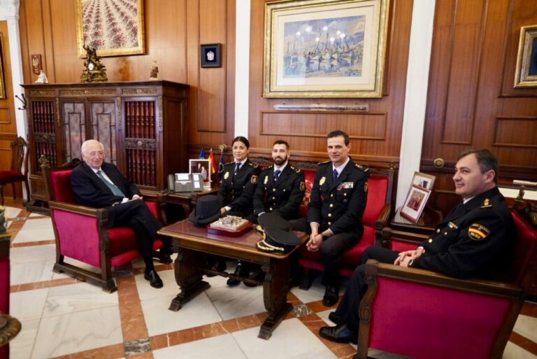 Reunión del presidente de Melilla con policías que salvaron una vida