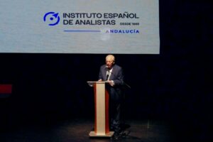 Juan José Imbroda hablando sobre defensa en el Teatro Kursaal de Melilla