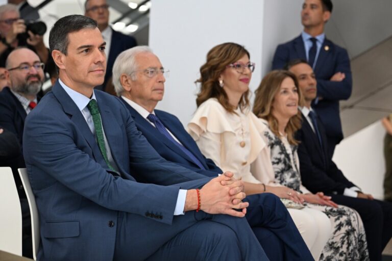Pedro Sánchez, Juan José Imbroda y Sabrina Moh en la inauguración del hospital