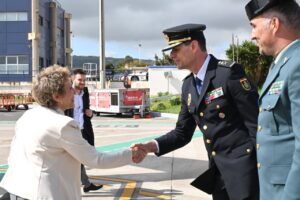 La secretaria de Estado de Seguridad saluda a un oficial de policía