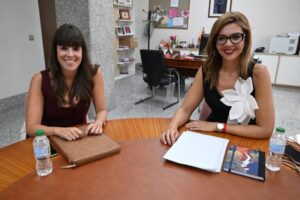 Isabel Moreno y otra mujer en una reunión en una oficina