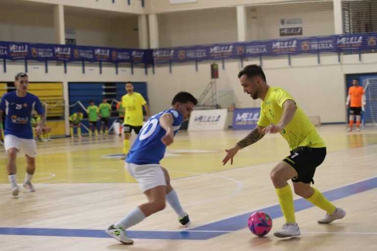 Jugadores de fútbol sala en acción durante un partido en el Pabellón Eva Manguán.