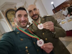 Jesús Mosquera y compañero mostrando medallas tras el CISM Marathon.