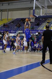 Jonas Zohore en acción durante un partido de baloncesto
