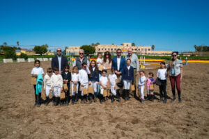 Grupo de niños y adultos en evento deportivo de equitación en Melilla