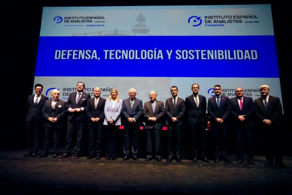Ponentes en la jornada sobre defensa, tecnología y sostenibilidad en Melilla.