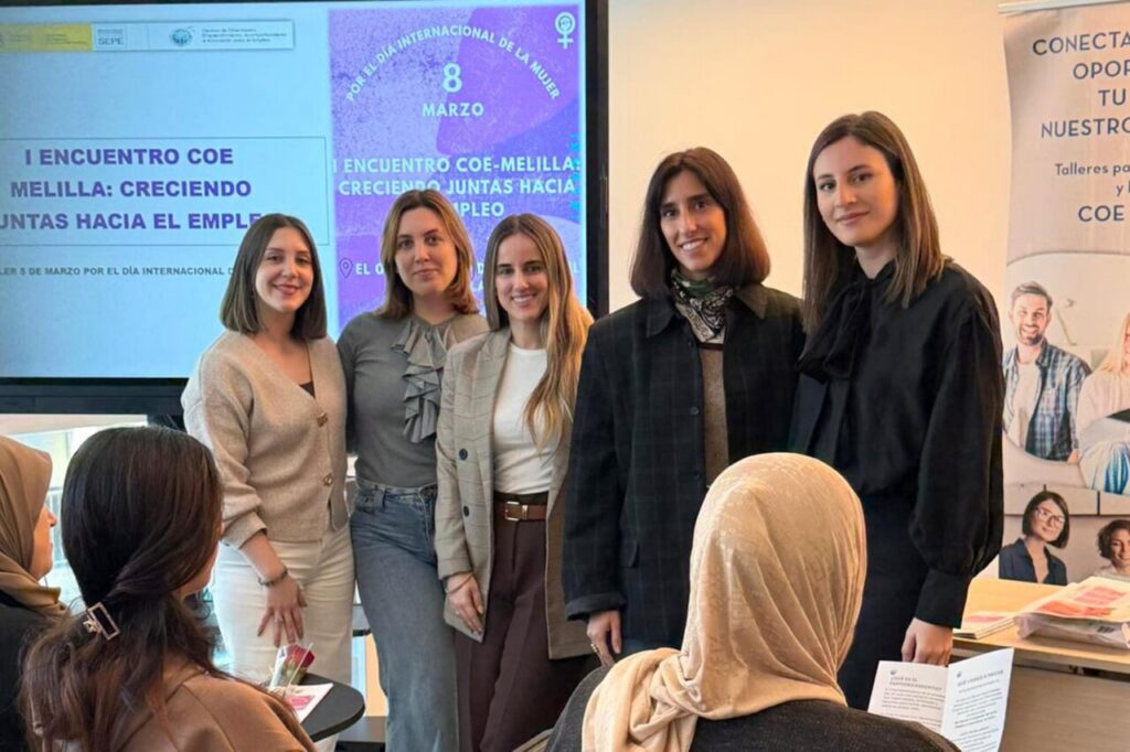 Grupo de mujeres en un encuentro sobre emprendimiento en Melilla