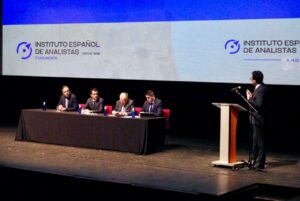 Ponentes discutiendo sobre defensa y tecnología en el Teatro Kursaal
