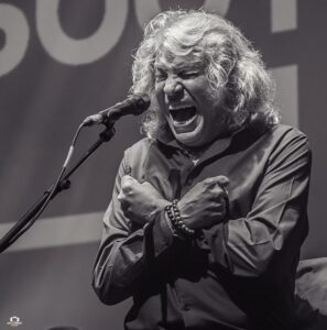 José Mercé cantando en un concierto con gran emoción