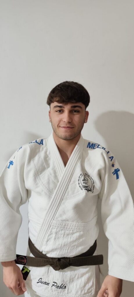 Juan Pablo Gallego en su uniforme de judo, listo para competir.