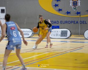 Jugadora de baloncesto de Melilla Deportiva en acción en la cancha