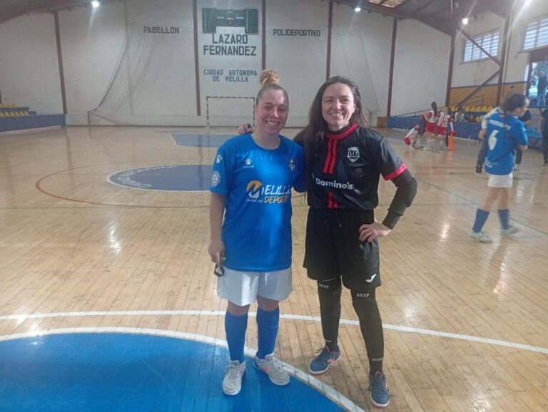 Dos jugadoras del Melilla Torreblanca posando en el polideportivo