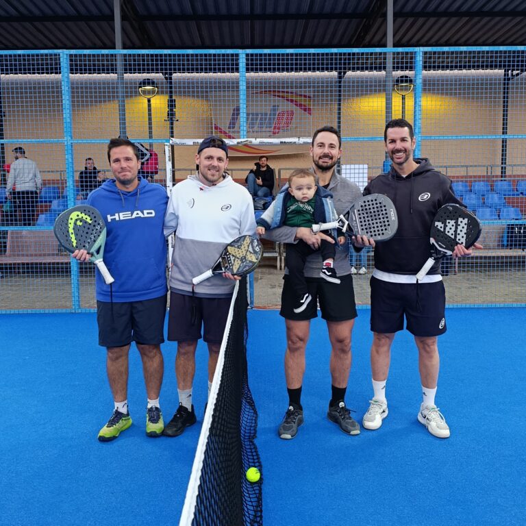 Cuatro jugadores de pádel sosteniendo raquetas junto a un bebé