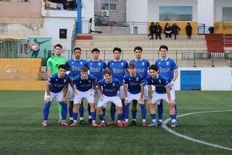 Equipo juvenil de la Unión Deportiva Melilla posando en el campo