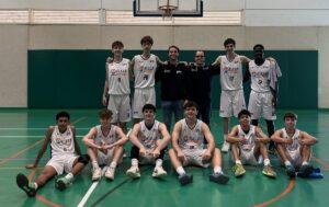Equipo junior de baloncesto de Melilla posando tras una victoria