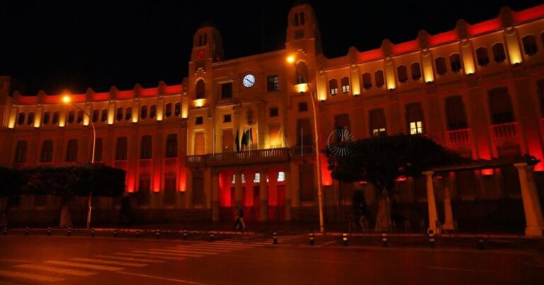 Edificio iluminado en rojo durante La Hora del Planeta en Melilla