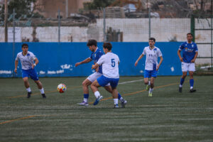 Jugadores de fútbol en acción durante un partido en el Campo de La Espiguera