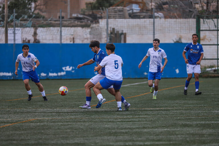 Jugadores de fútbol en acción durante un partido en el Campo de La Espiguera