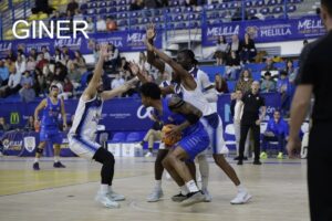 Jugadores de baloncesto en acción durante un partido en Melilla