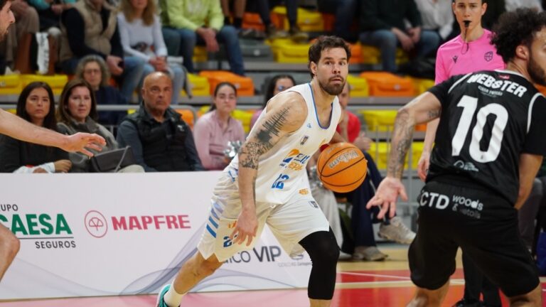 Jugador de baloncesto en acción durante un partido