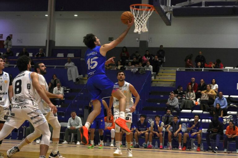 Jugador de baloncesto lanzando a canasta en un partido