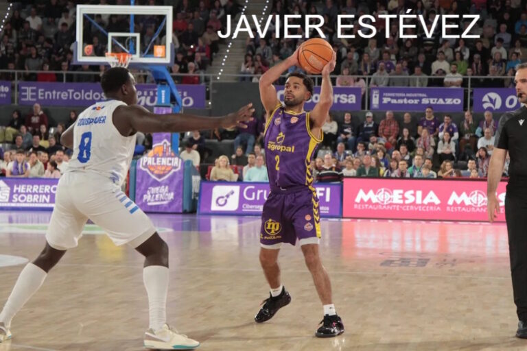 Jugador del Club Melilla Baloncesto lanzando a canasta en un partido