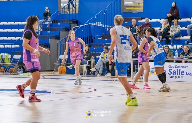 Jugadoras del equipo de baloncesto La Salle en acción durante un partido