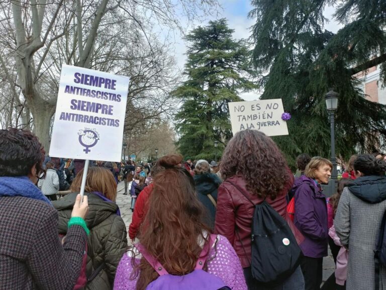 Mujeres en manifestación sosteniendo pancartas contra el patriarcado y la guerra