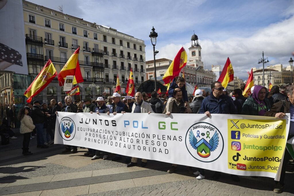 Manifestación de policías y guardias civiles en Madrid con pancartas y banderas