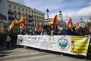 Manifestación de policías y guardias civiles en Madrid con pancartas y banderas