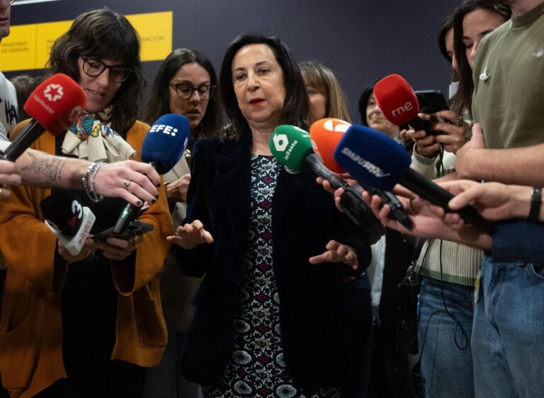 Margarita Robles hablando a los medios sobre un ataque en Líbano