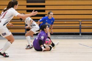 María Arcas, portera de fútbol sala en acción durante un partido