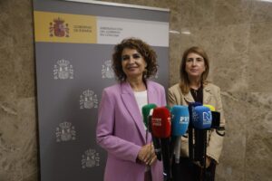 María Jesús Montero en rueda de prensa en Córdoba con micrófonos de medios de comunicación
