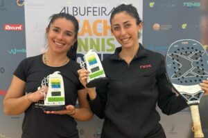 María Martínez y Maëlle Hibon sosteniendo trofeos tras ganar en Portugal