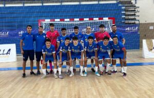 Equipo de fútbol sala MCD C.F. Rusadir posando en el pabellón