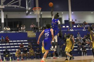 Jugador del MCD Enrique Soler realizando un mate durante el partido