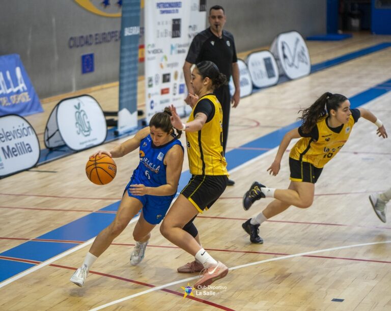Jugadora del MCD La Salle en acción durante un partido de baloncesto