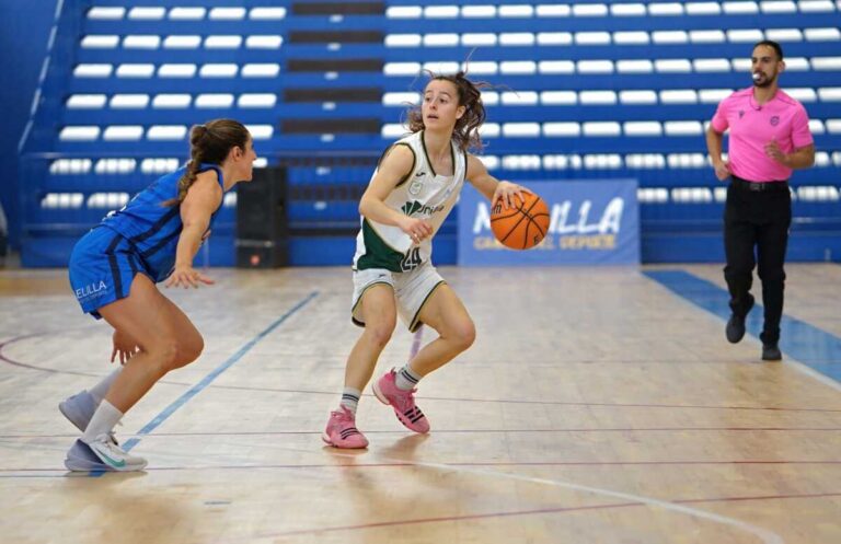 Jugadora del MCD La Salle con balón en un partido de baloncesto