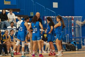 Jugadoras del MCD La Salle Nacional en un tiempo muerto durante un partido de baloncesto