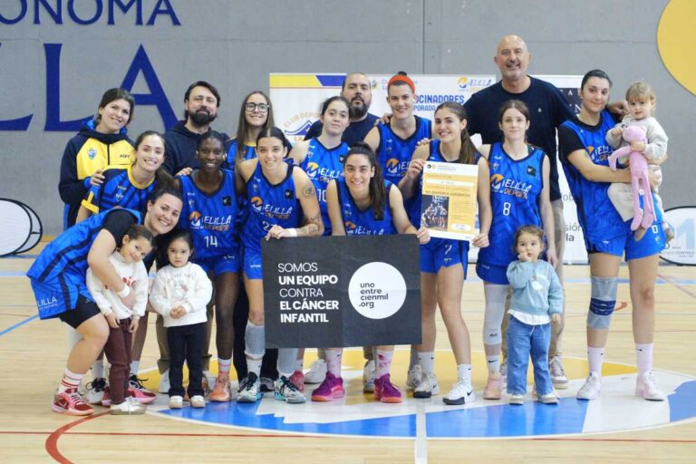 Equipo de baloncesto femenino del MCD La Salle tras una victoria