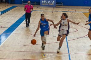 Jugadoras de baloncesto compitiendo en el Pabellón Guillermo García Pezzi