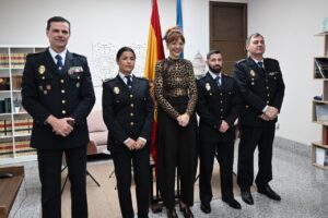 Agentes de la Policía Nacional recibiendo la Medalla al Mérito de Protección Civil