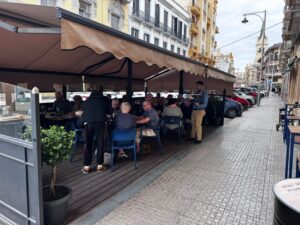 Terraza de un restaurante con clientes disfrutando de la comida