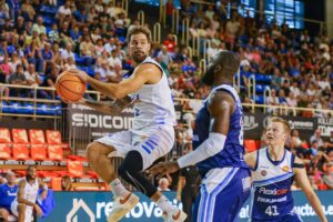 Jugador de baloncesto lanzando el balón en un partido
