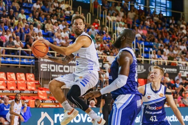 Jugador de baloncesto lanzando el balón en un partido
