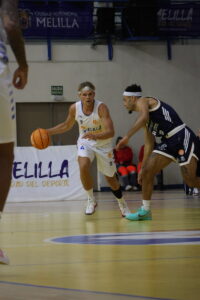 Jugadores de baloncesto en acción durante un partido en Melilla