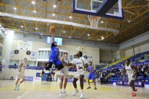 Jugador del Melilla Baloncesto realizando un mate en un partido