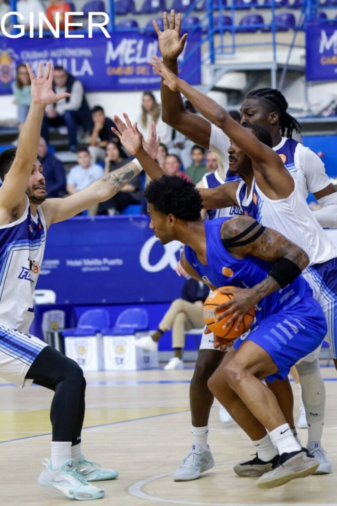 Jugadores de baloncesto compiten en un partido entre Melilla y Fuenlabrada