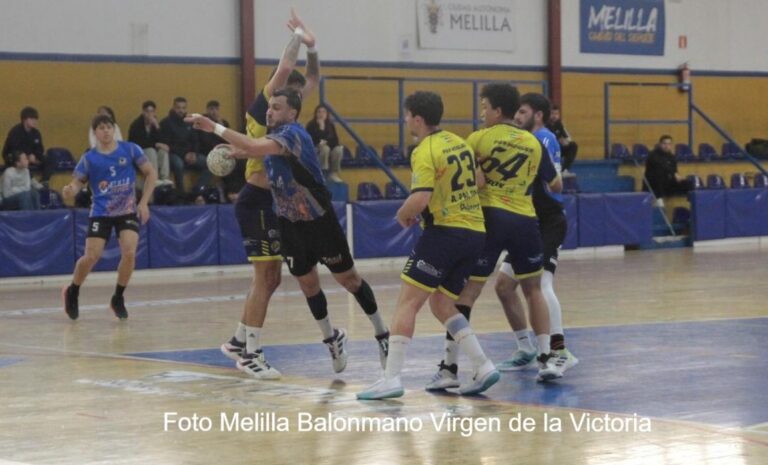 Jugadores del Melilla Balonmano Virgen de la Victoria en acción durante un partido