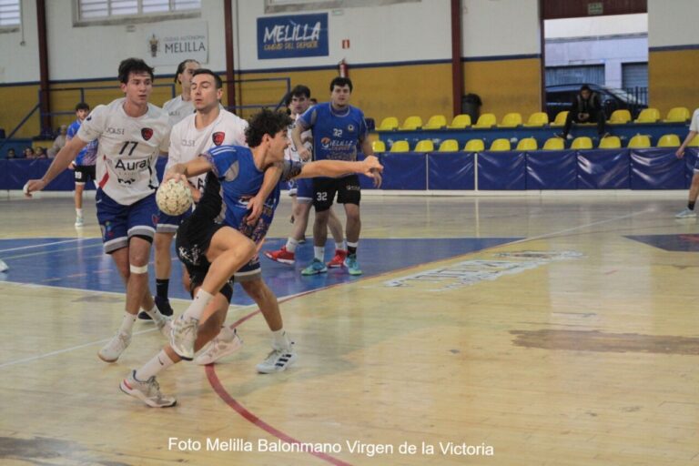 Jugadores del Club Melilla Balonmano en un partido contra Montequinto